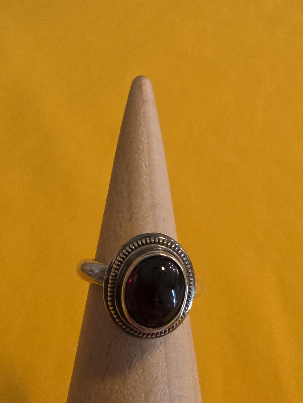 Vintage Silver Ring Featuring a Round Cabochon Garnet Gemstone  AS: 5.75 - Picture 3 of 11